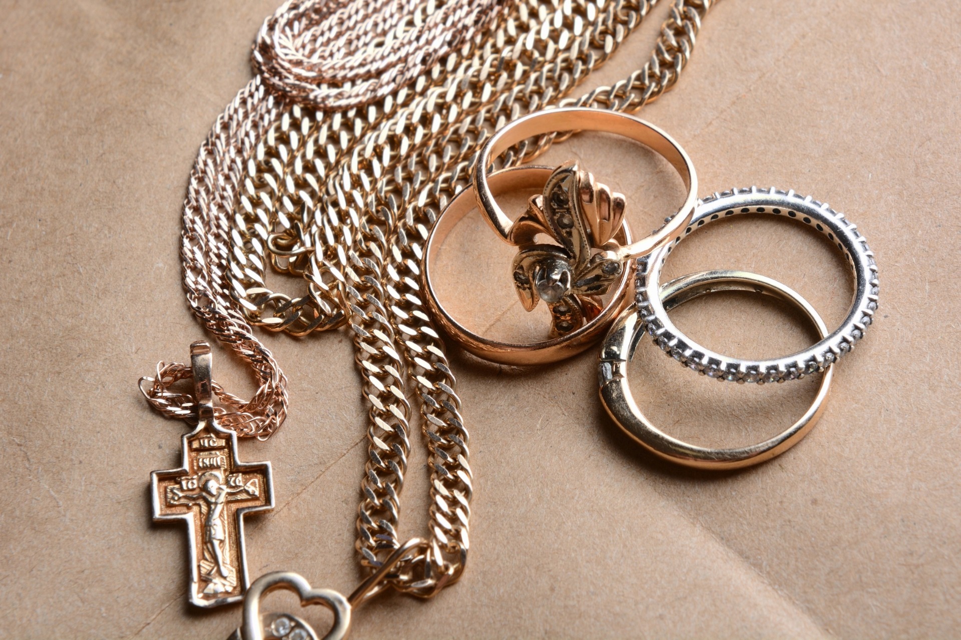 colliers, croix et braceletes en argent